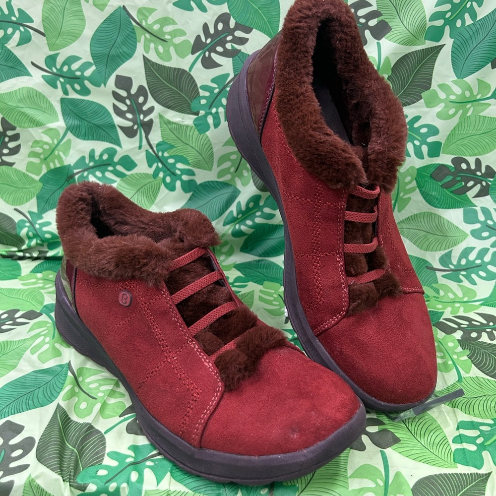🐝💤 B Zees golden cozy faux fur sneaker mules size 10m